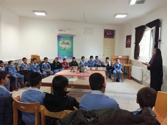 برگزاری نشست کتابخوان توسط دانش آموزان کلاس چهارم دبستان انصارالحسین در محل کتابخانه